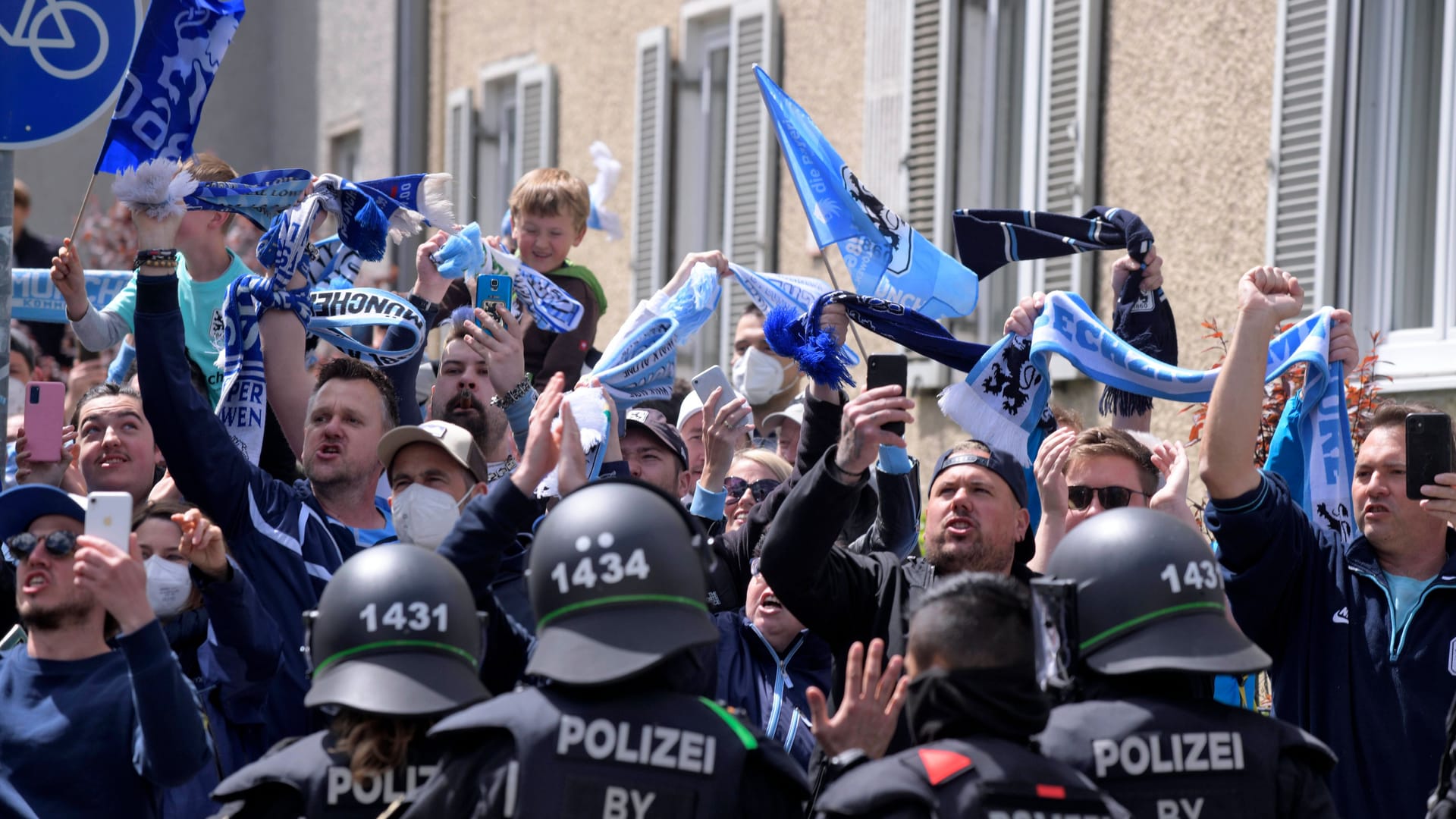 Polizisten versuchen Fans von 1860 München in Zaum zu halten (Archivbild): Mindestens 4.100 "Löwen"-Anhänger werden am Sonntag in Unterhaching erwartet.