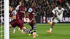 Schuss ins Halbfinale: Leverkusens Jeremie Frimpong trifft zum 1:1 bei West Ham United.