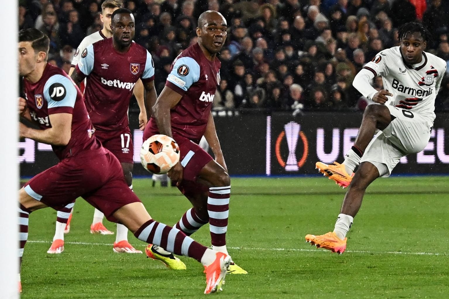 Schuss ins Halbfinale: Leverkusens Jeremie Frimpong trifft zum 1:1 bei West Ham United.