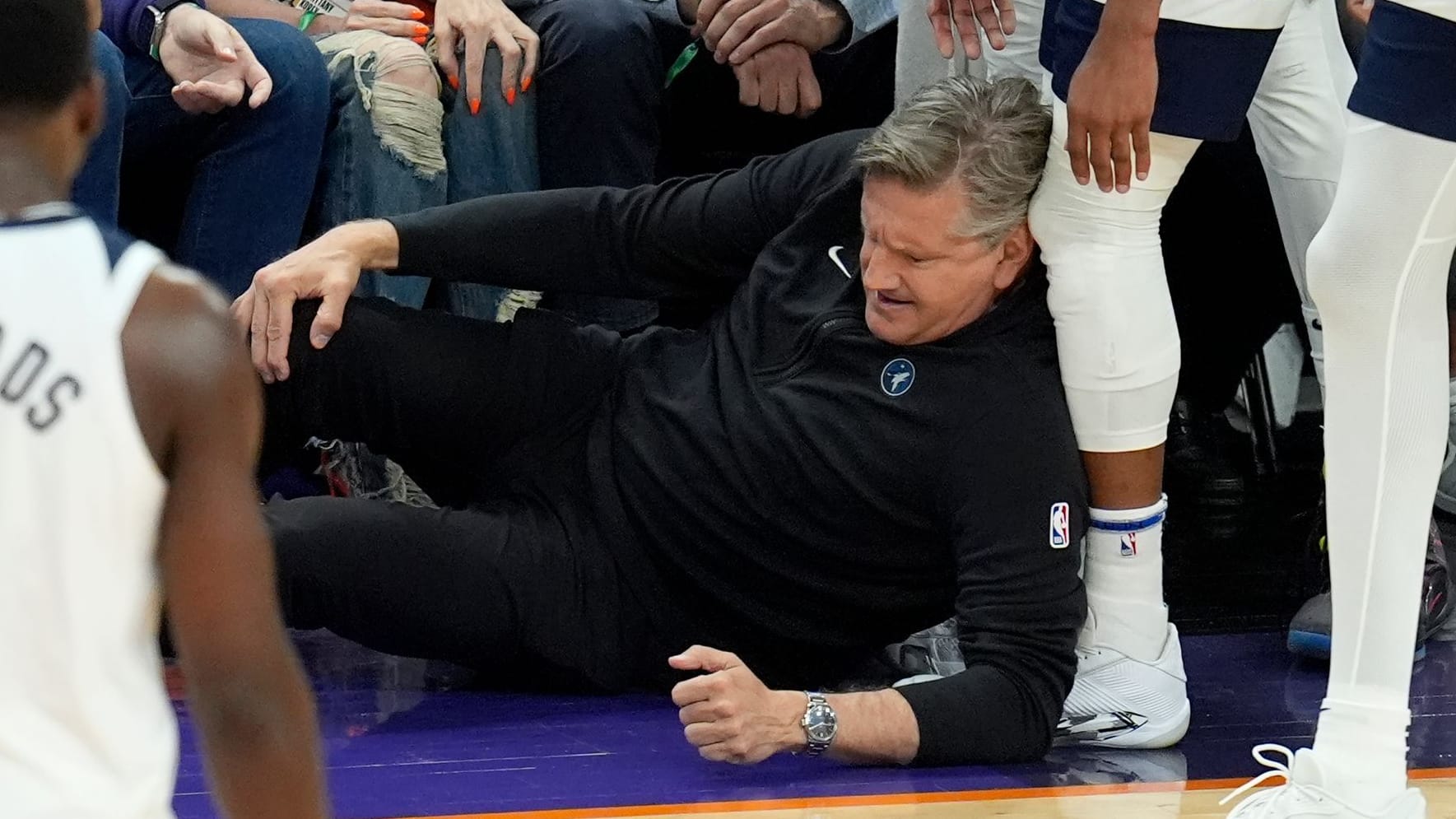 Chris Finch: Der Trainer der Minnesota Timberwolves verletzte sich am Knie.