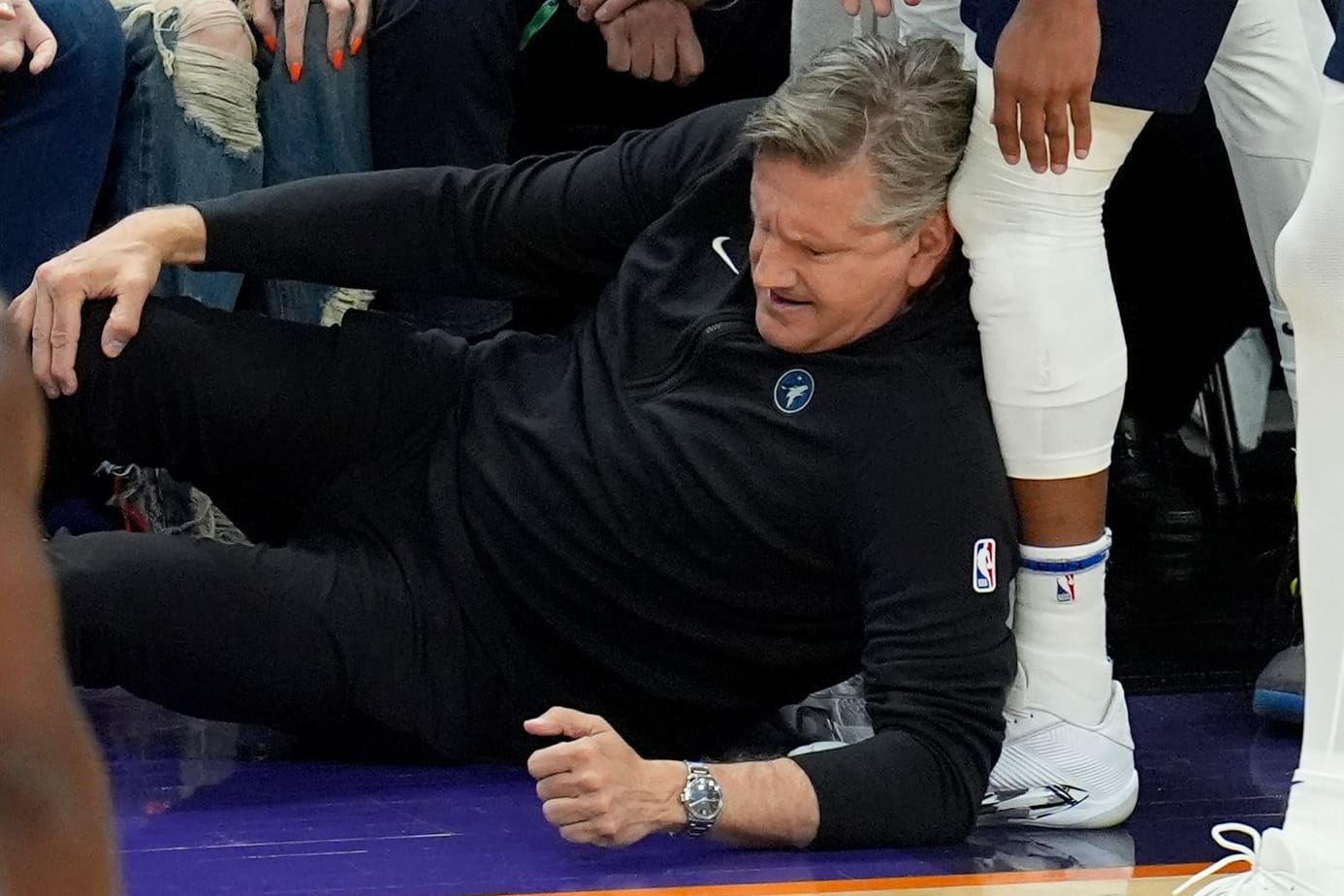 Chris Finch: Der Trainer der Minnesota Timberwolves verletzte sich am Knie.