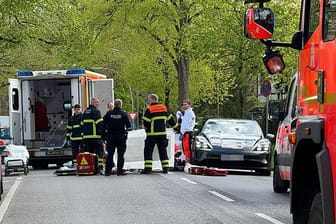 Rettungskräfte an der Unfallstelle in Hamburg-Volksdorf: Die Frau verstarb trotz Reanimationsmaßnahmen.