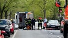 Rettungskräfte an der Unfallstelle in Hamburg-Volksdorf: Die Frau verstarb trotz Reanimationsmaßnahmen.