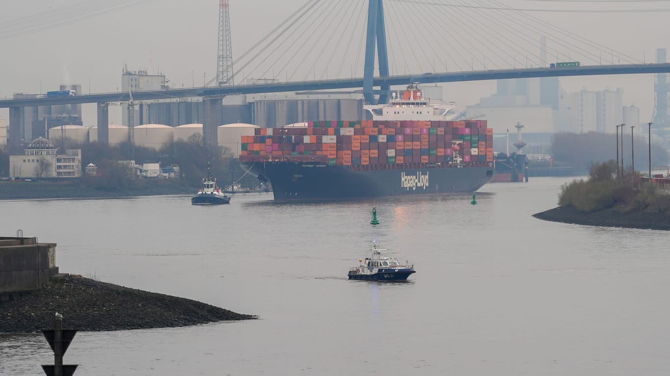 Das Containerschiff "Potomac Express" verlässt den Hamburger Hafen. Im Hintergrund ist die Köhlbrandbrücke. (Archivbild)