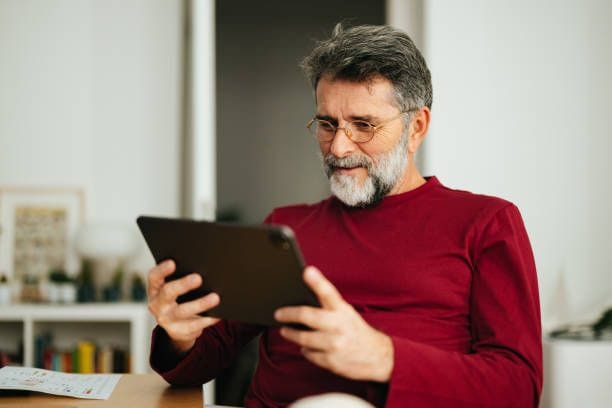 Schlechtere Sehleistung im Alter: Wer viel Zeit vor Bildschirmen verbringt, für den sind Gleitsicht- oder Lesebrillen nicht immer die optimale Lösung.