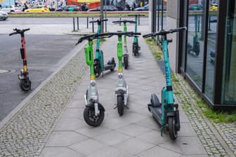 Leih-E-Scooter auf dem Gehweg: Nach einem Streit mit den Anbietern will Gelsenkirchen sie nun verbannen.