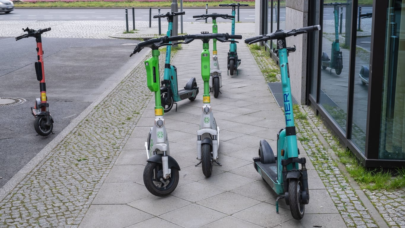 Leih-E-Scooter auf dem Gehweg: Nach einem Streit mit den Anbietern will Gelsenkirchen sie nun verbannen.