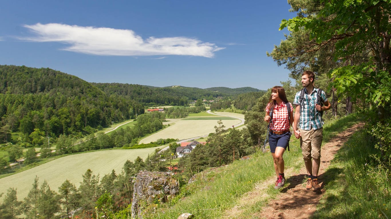 Den Rucksack geschultert und die Schuhe geschnürt: Auf dem Wacholderwanderweg, wie hier bei Adertshausen, kann der Blick über weite Landschaften schweifen.