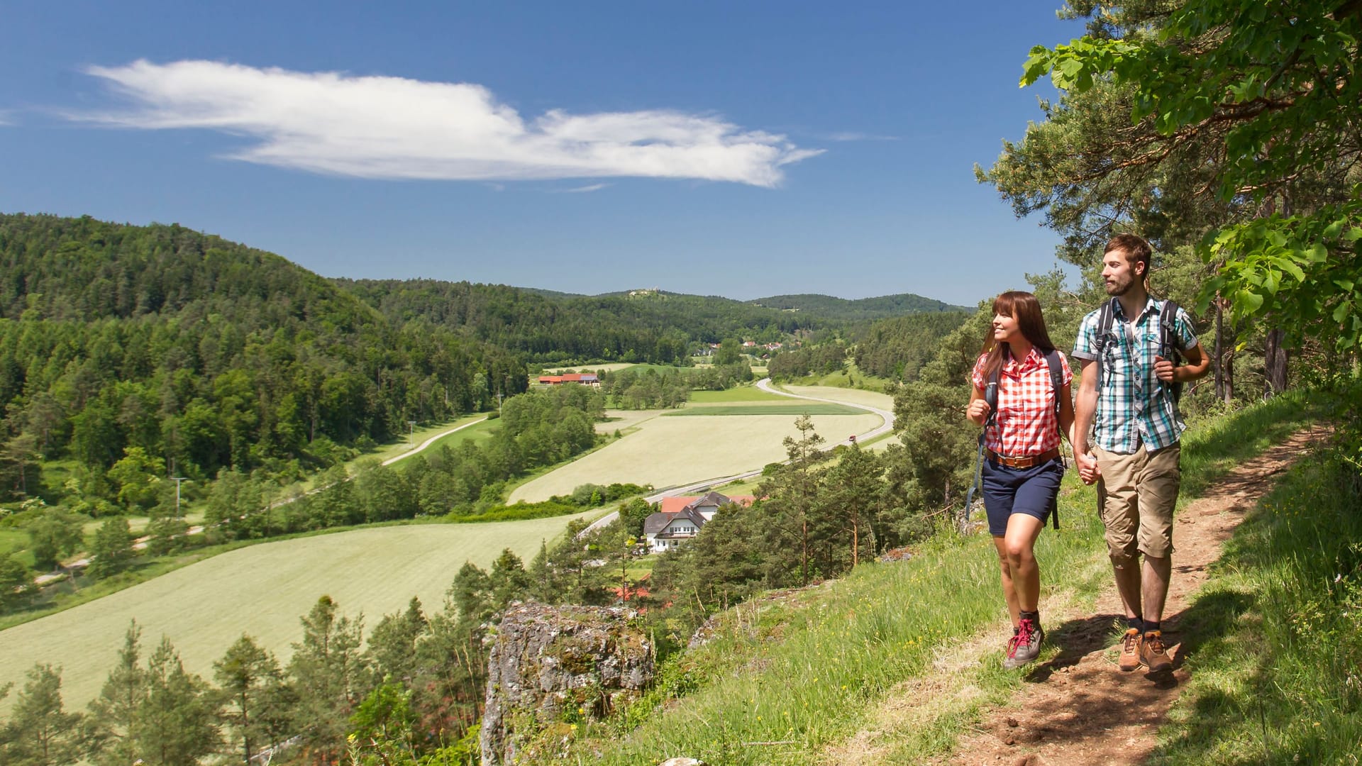 Den Rucksack geschultert und die Schuhe geschnürt: Auf dem Wacholderwanderweg, wie hier bei Adertshausen, kann der Blick über weite Landschaften schweifen.