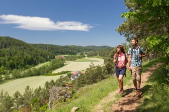 Den Rucksack geschultert und die Schuhe geschnürt: Auf dem Wacholderwanderweg, wie hier bei Adertshausen, kann der Blick über weite Landschaften schweifen.