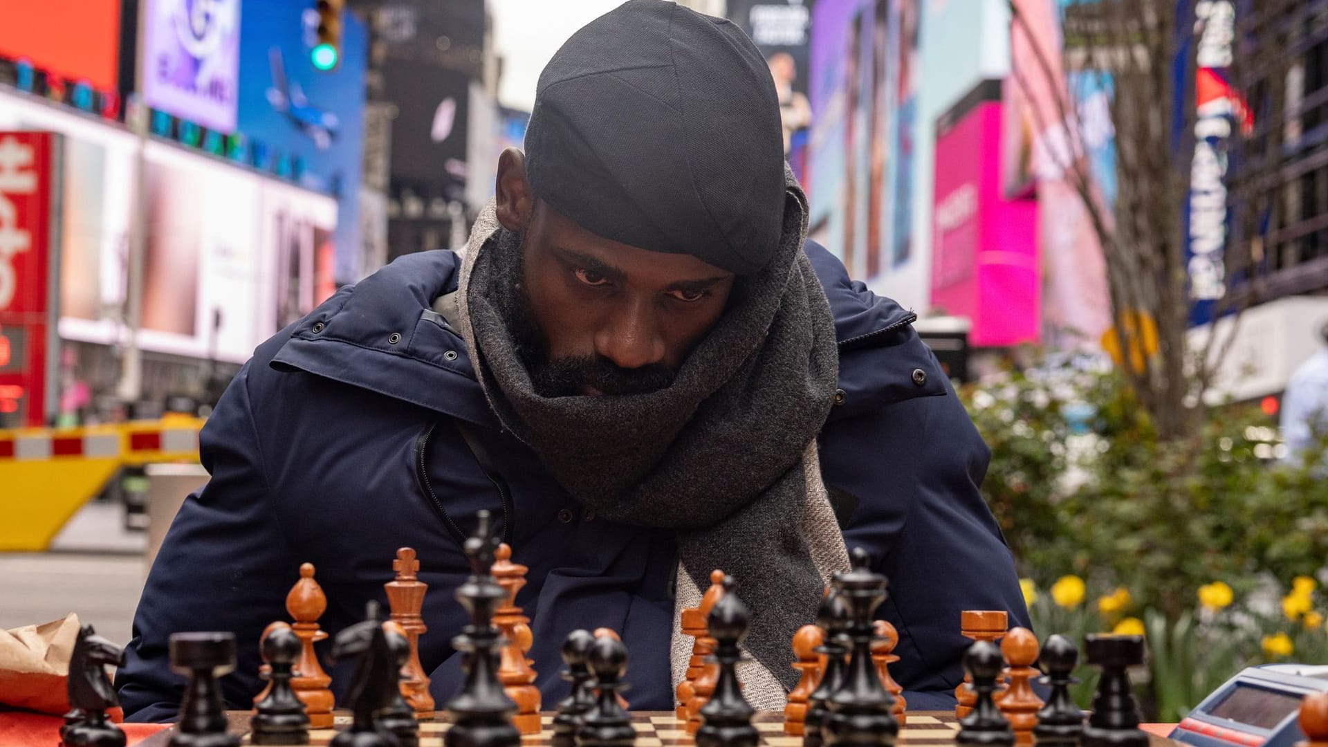 Tunde Onakoya spielt Schach am New Yorker Times Square.