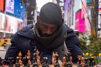 Tunde Onakoya spielt Schach am New Yorker Times Square.
