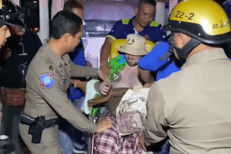 AfD-Politiker Niels Foitzik wird in Thailand in den Krankenwagen bugsiert.