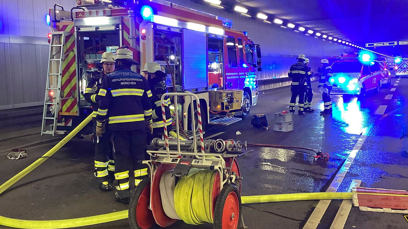 Die Feuerwehr in München war in der Nacht mit einem Großeinsatz vor Ort, um den Brand zu löschen.