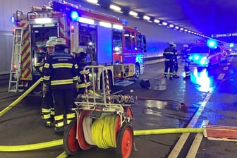 Die Feuerwehr in München war in der Nacht mit einem Großeinsatz vor Ort, um den Brand zu löschen.