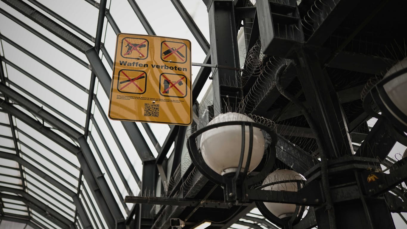 Rund um den Hauptbahnhof Hamburg sind Schilder aufgestellt, die auf die Waffenverbotszone verweisen.