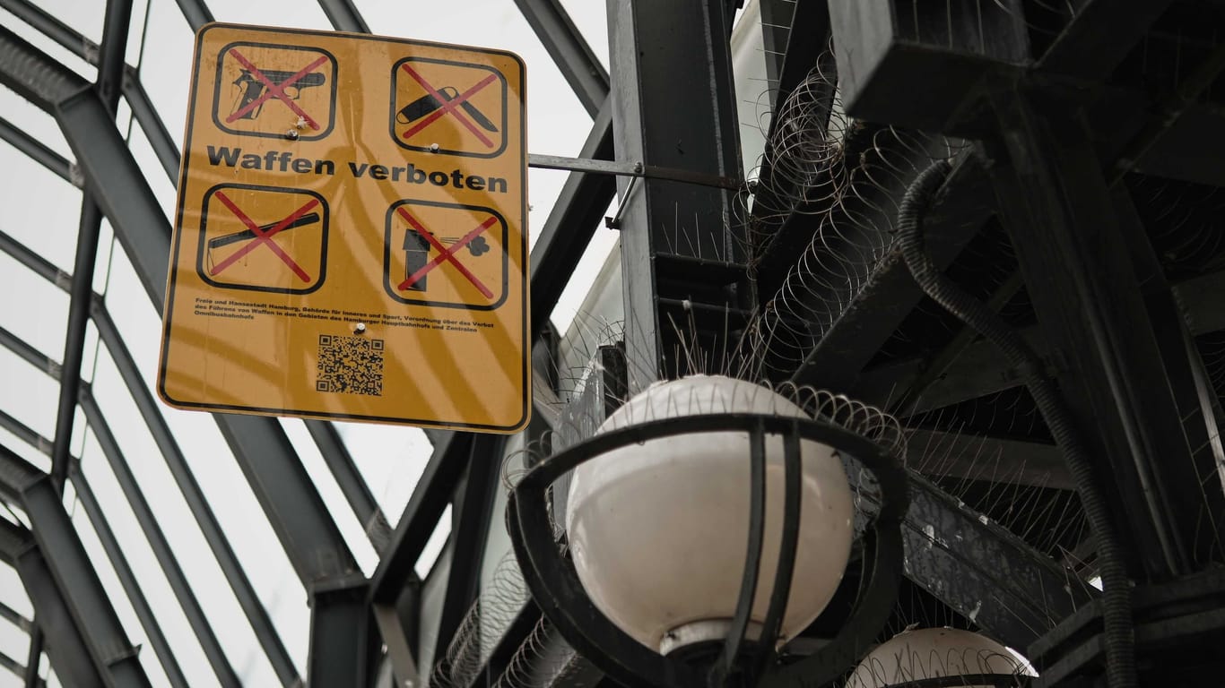 Rund um den Hauptbahnhof Hamburg sind Schilder aufgestellt, die auf die Waffenverbotszone verweisen.