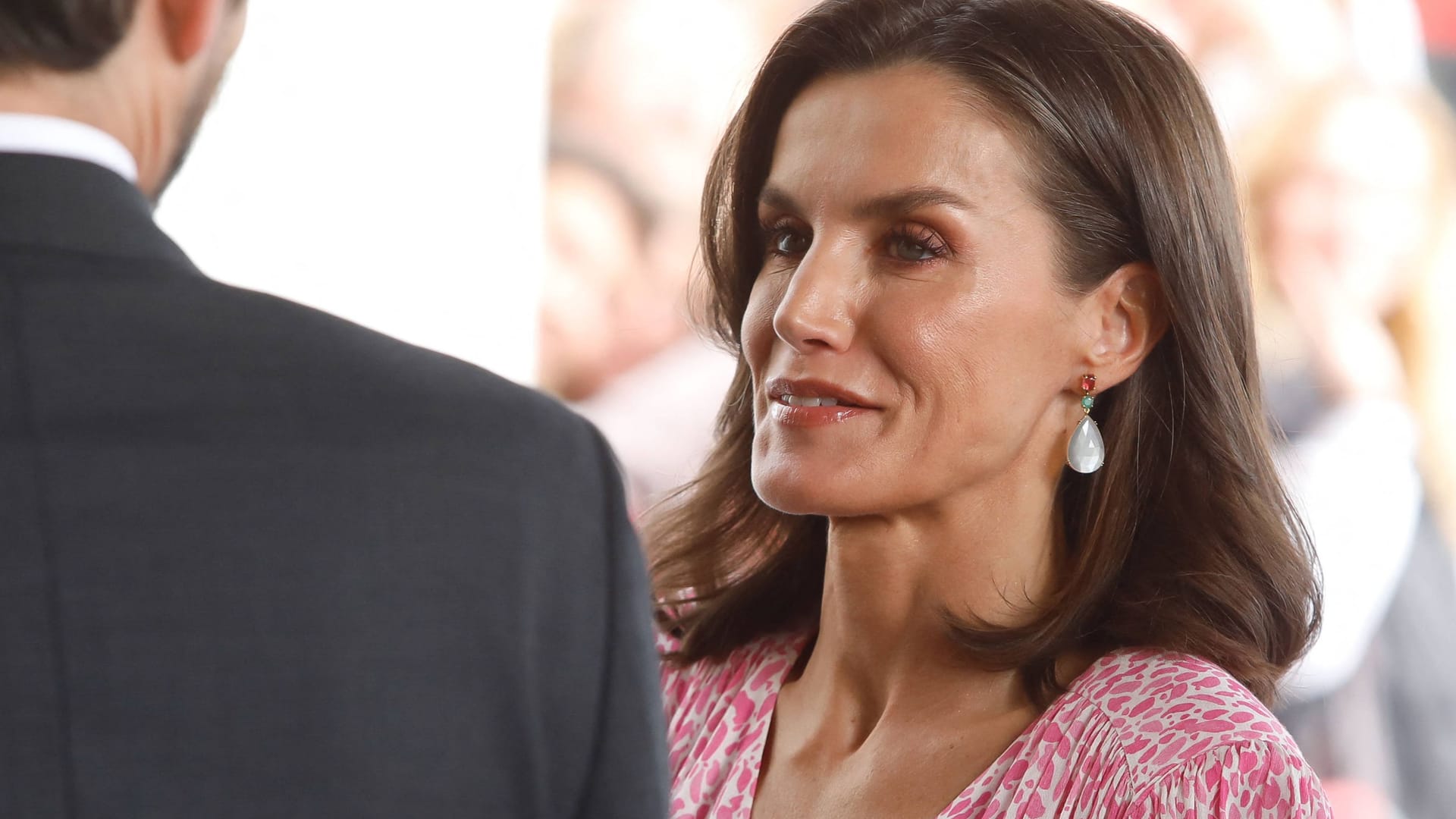 Königin Letizia: Die Spanierin trat in einem pink-weißen Kleid auf.