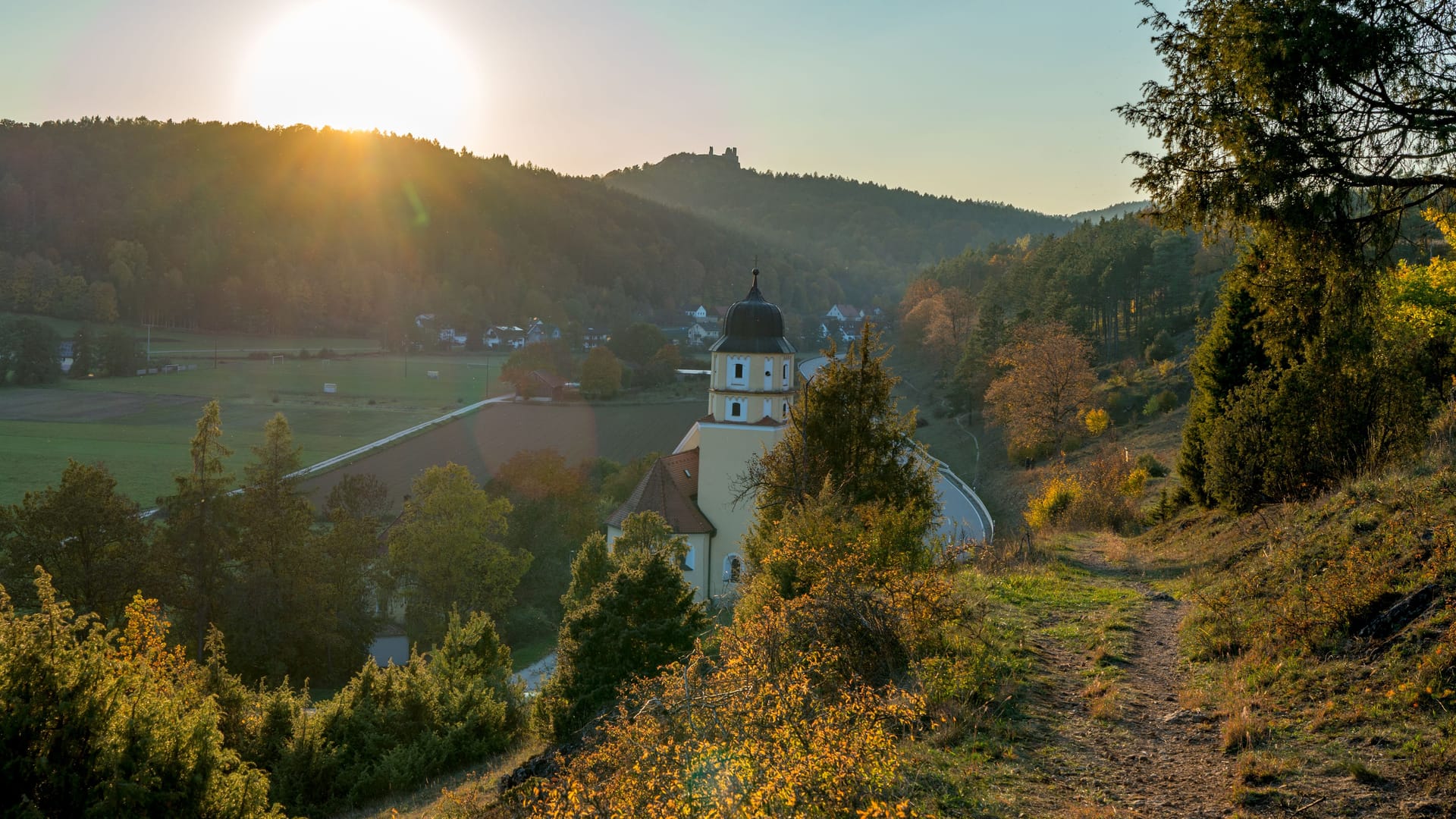 Die Wallfahrtskirche Stettkirchen liegt zwischen Adertshausen und Hohenburg auf einer Anhöhe am nördlichen Talhang der Lauterach.