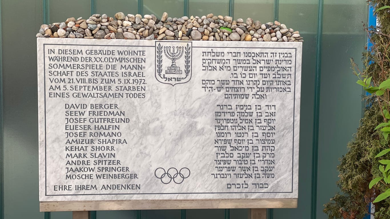 Eine Tafel im Olympischen Dorf erinnert noch heute an die Menschen, die am 5. September 1972 Opfer des Münchner Olympia-Attentats wurde.