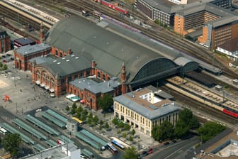 Der Bremer Hauptbahnhof aus der Luft (Archivfoto): Innerhalb weniger Stunden kam es zu zwei Attacken auf Personen – beide wurden verletzt.