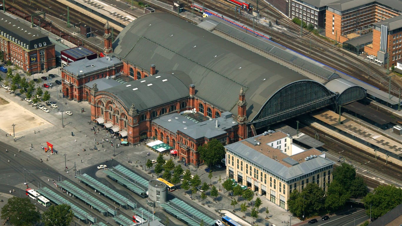 Der Bremer Hauptbahnhof aus der Luft (Archivfoto): Innerhalb weniger Stunden kam es zu zwei Attacken auf Personen – beide wurden verletzt.