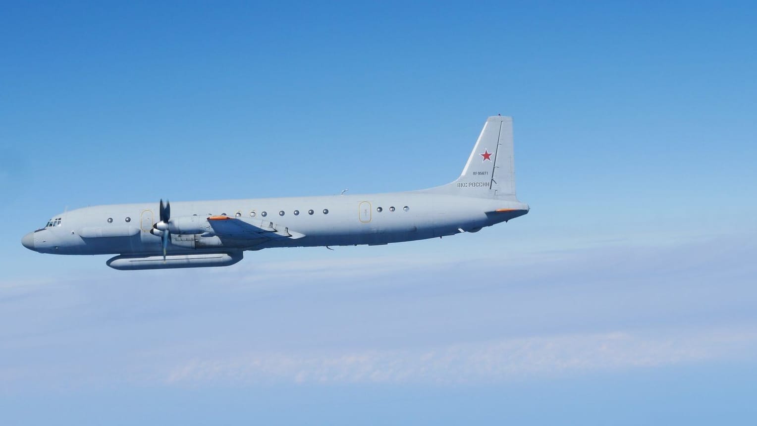 Das abgefangene Aufklärungsflugzeug vom Typ IL-20.