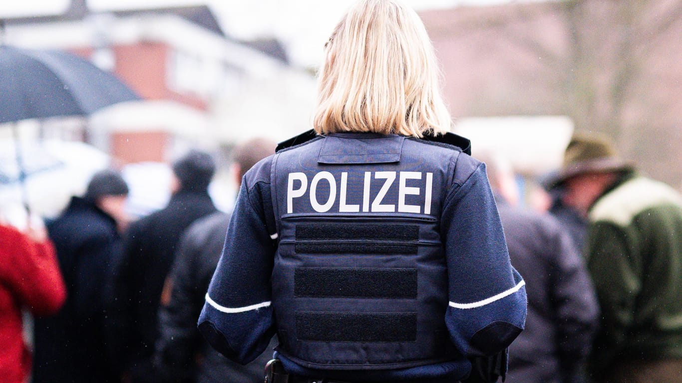 Polizistin im Einsatz (Symbolbild): Jedes Jahr wird die Polizeiliche Kriminalstatistik vorgestellt.