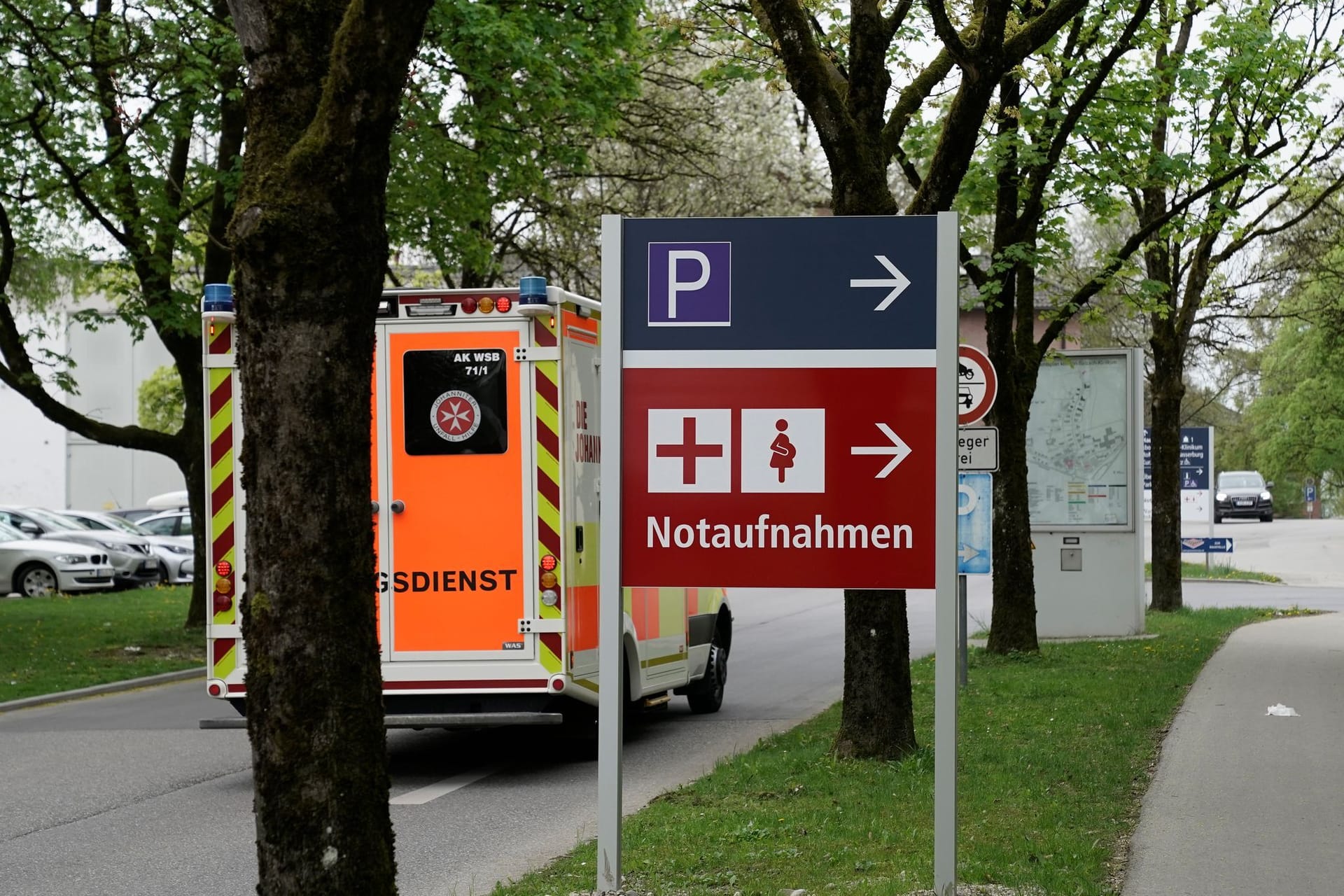 Der Eingangsbereich des Inn-Salzach-Klinikums Gabersee.