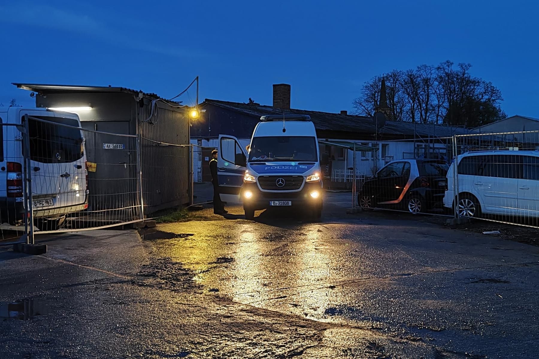 Berlin-Köpenick: Die Polizei hat im Ortsteil Bohnsdorf am Donnerstagabend eine Lagerhalle geräumt, in der möglicherweise synthetische Drogen hergestellt wurden.