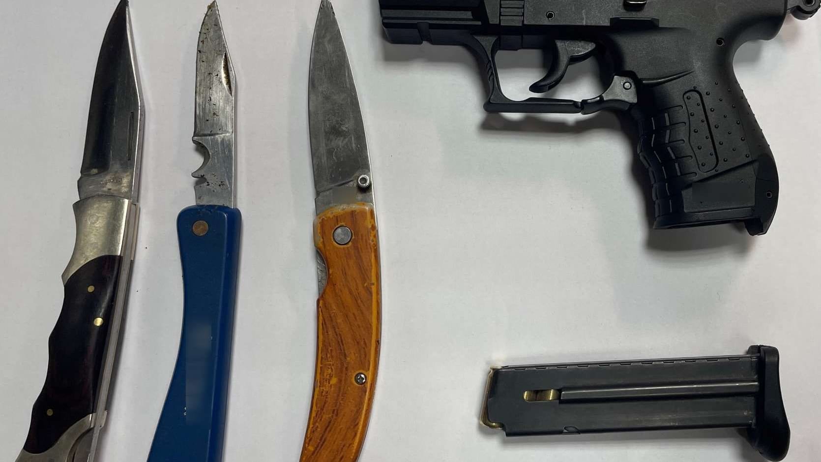 Diese Waffen stellten die Beamten bei dem Mann sicher.
