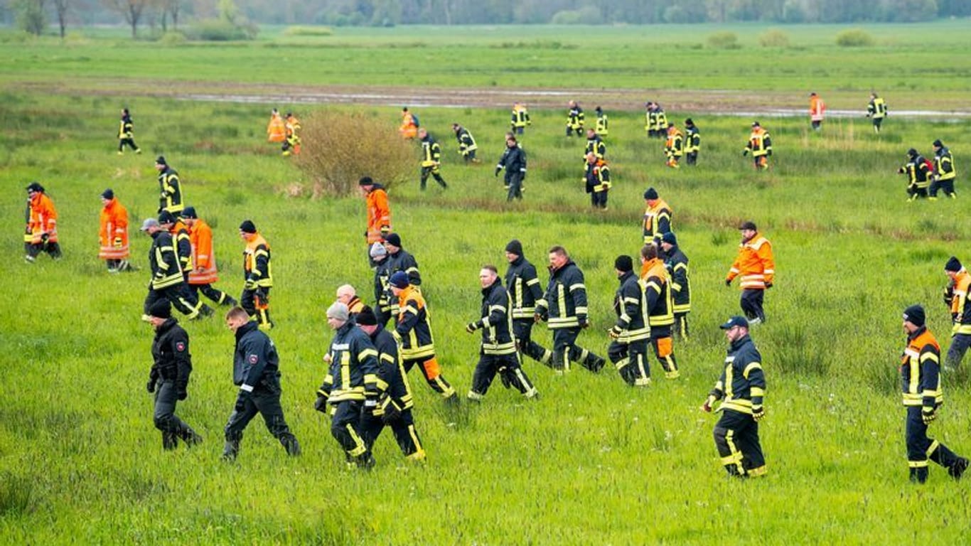 Feuerwehrleute und Polizisten suchen auf einem Feld nach einem vermissten Jungen: Nun wird auch die Bundeswehr zur Unterstützung gerufen.
