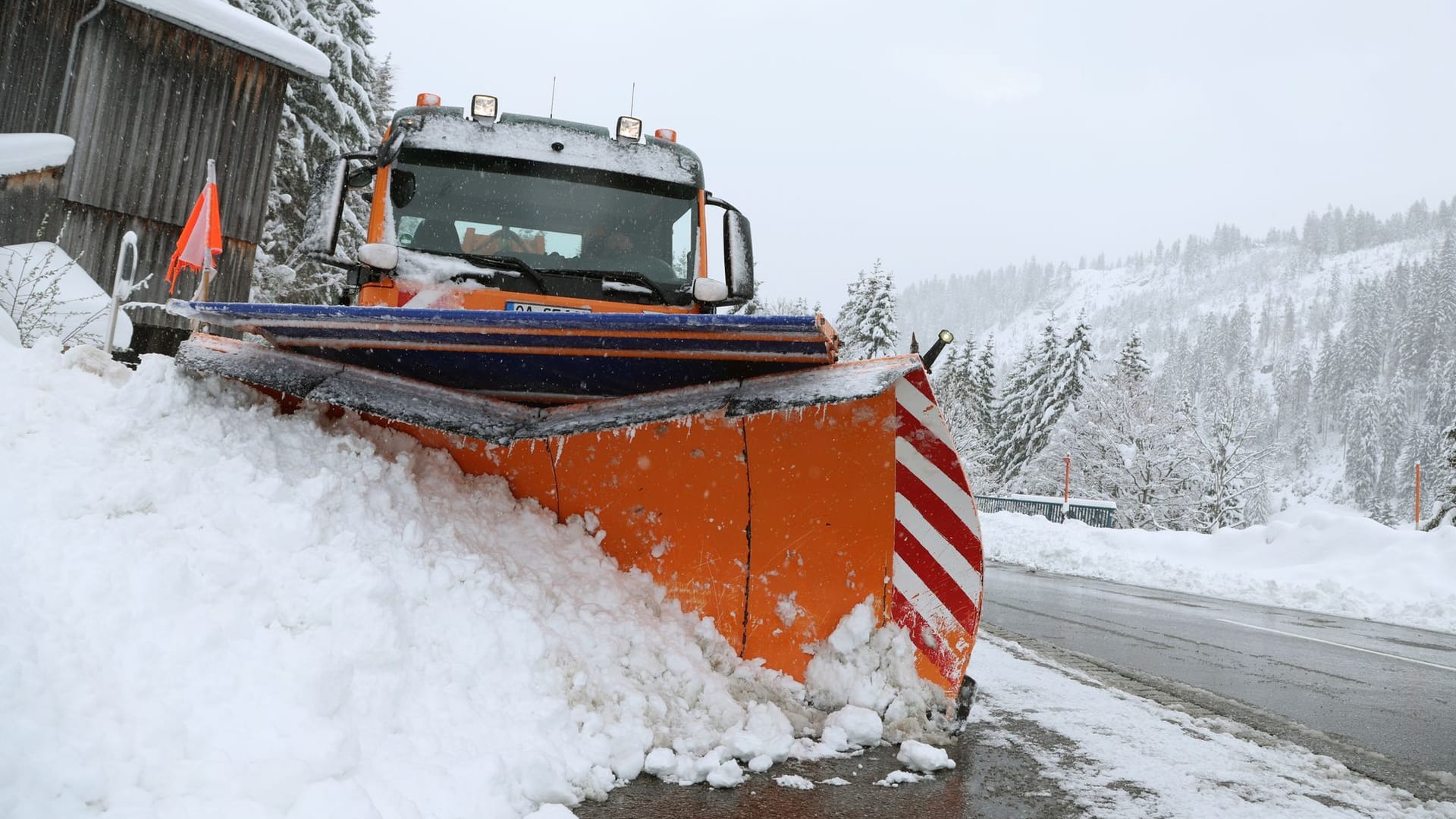 Neuschnee in Bayern: Ein Kälteeinbruch löst in vielen Teilen Deutschlands Chaos aus.