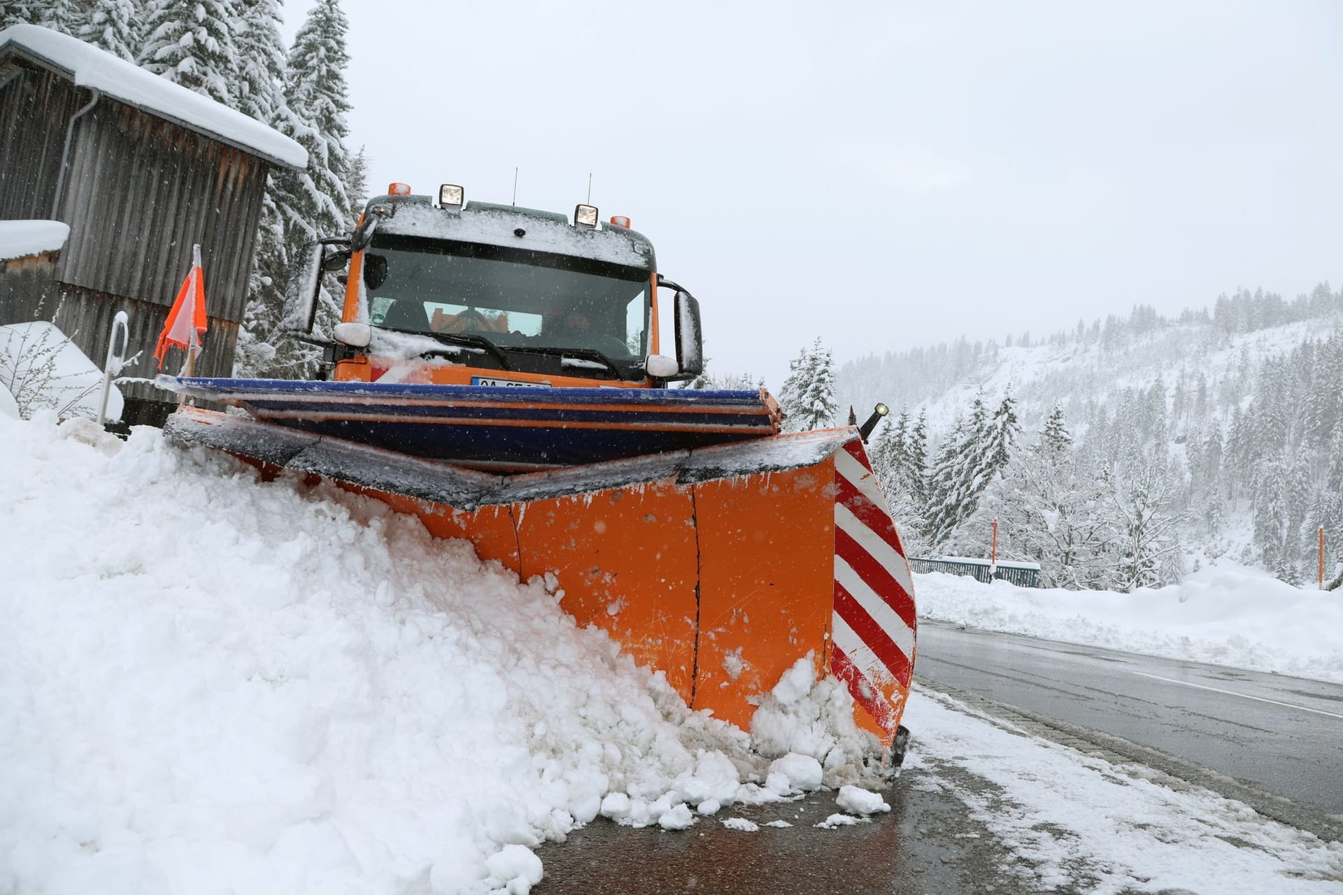 Neuschnee in Bayern: Ein Kälteeinbruch löst in vielen Teilen Deutschlands Chaos aus.