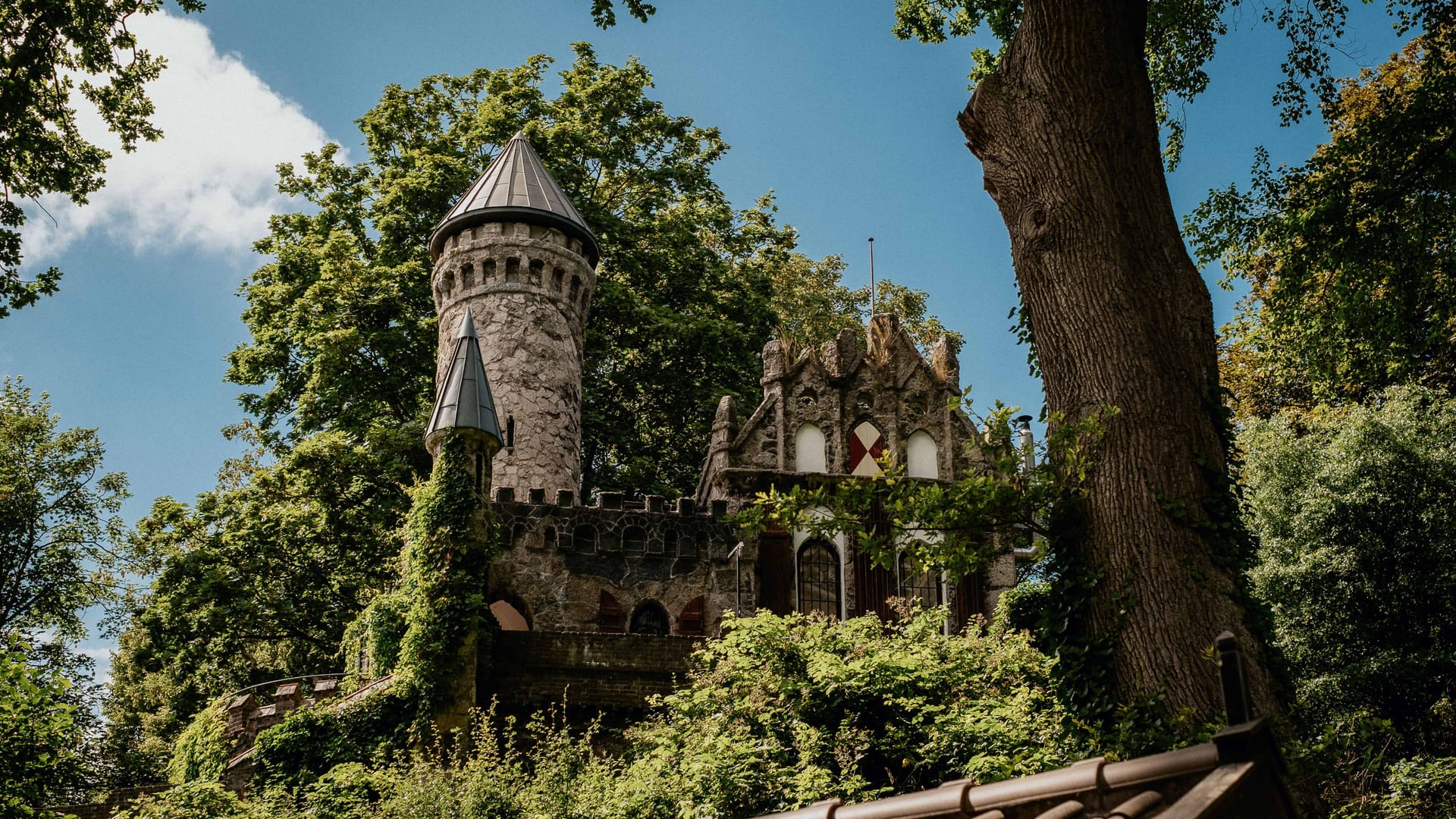 Die Burg Henneberg, auch Alsterschlösschen genannt, befindet sich im Hamburger Stadtteil Poppenbüttel.