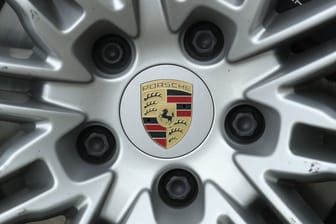 Das Porschelogo auf einem Autoreifen (Symbolbild): Ein Porschefahrer erfasste in Wilmersdorf einen Fußgänger und flüchtete.