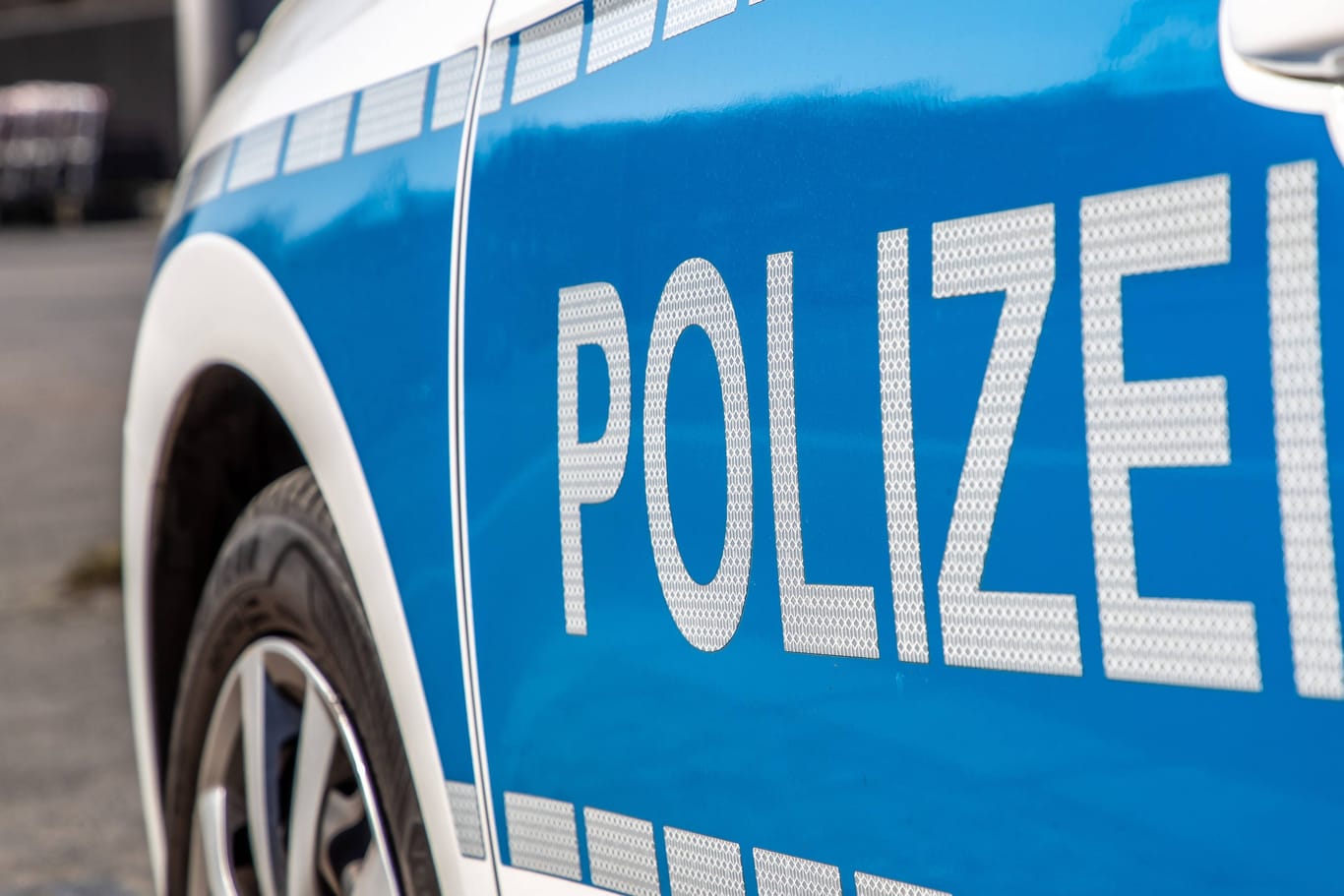 Polizeiauto (Symbolbild): In Burgdorf hat ein Passant einen Jungen geschlagen.
