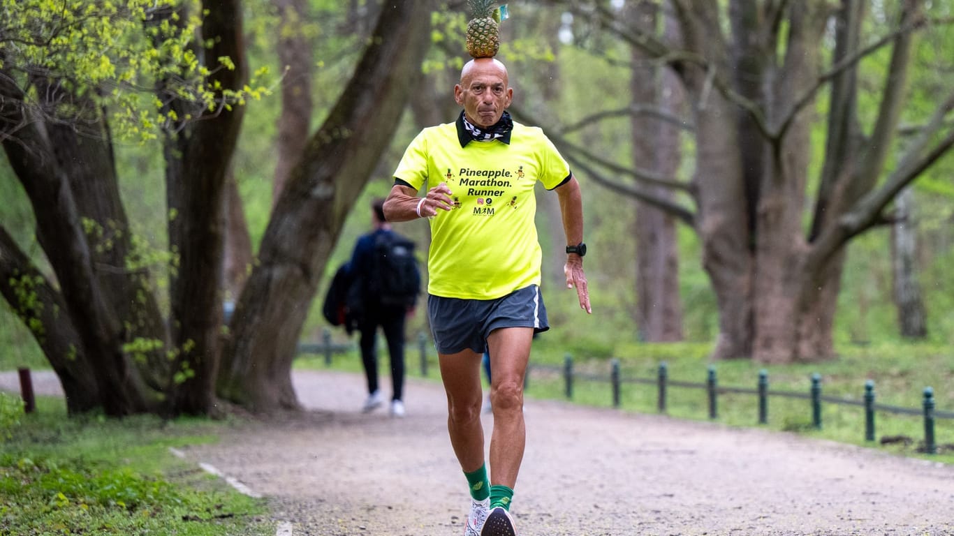 Moshe Lederfien läuft durch den Berliner Tiergarten: Insgesamt hat Lederfien laut eigenen Angaben bisher mehr als 40 Marathons mit einer Ananas auf dem Kopf bestritten.