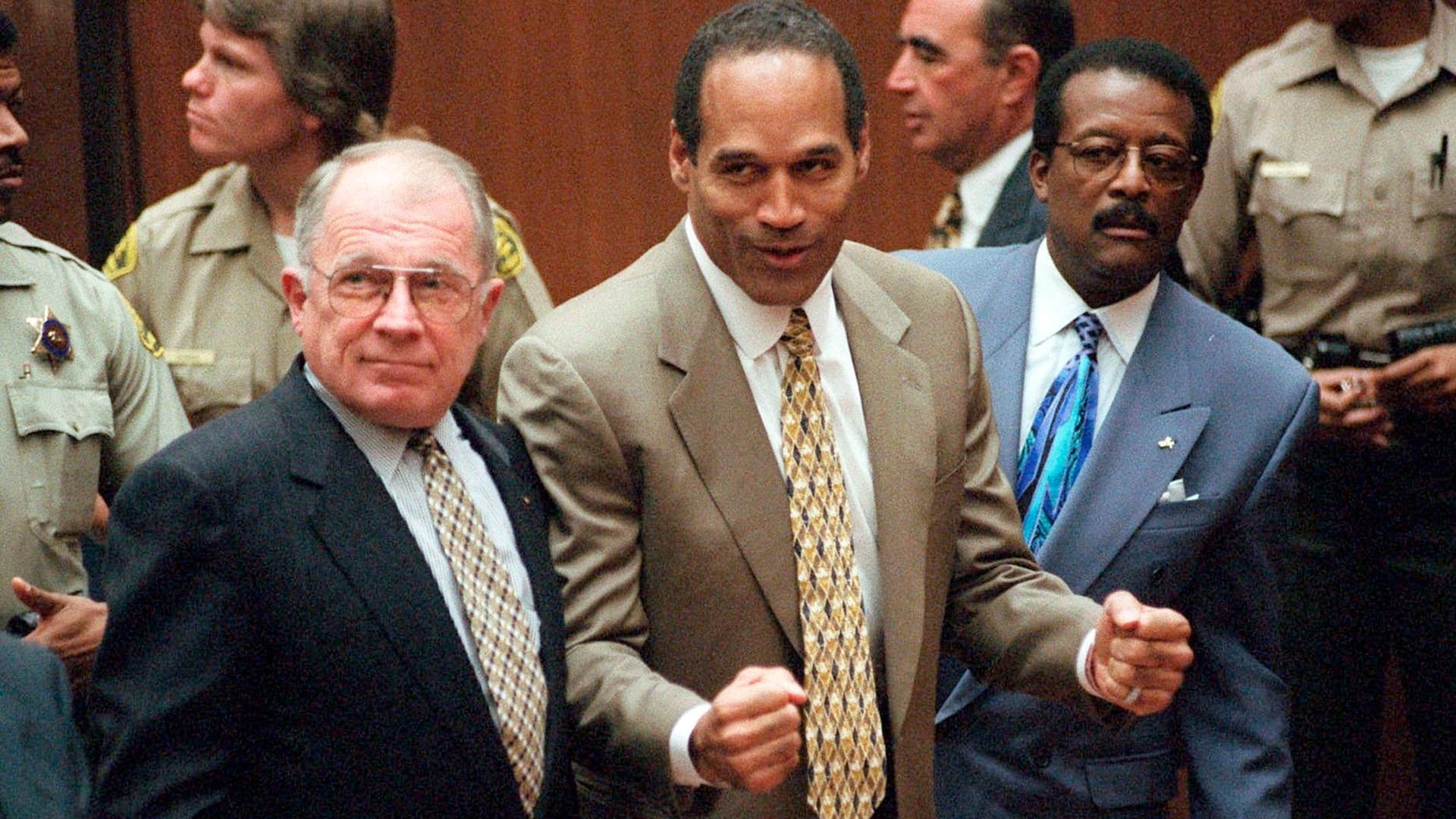 3. Oktober 1995: O.J. Simpson freut sich über seinen Freispruch.