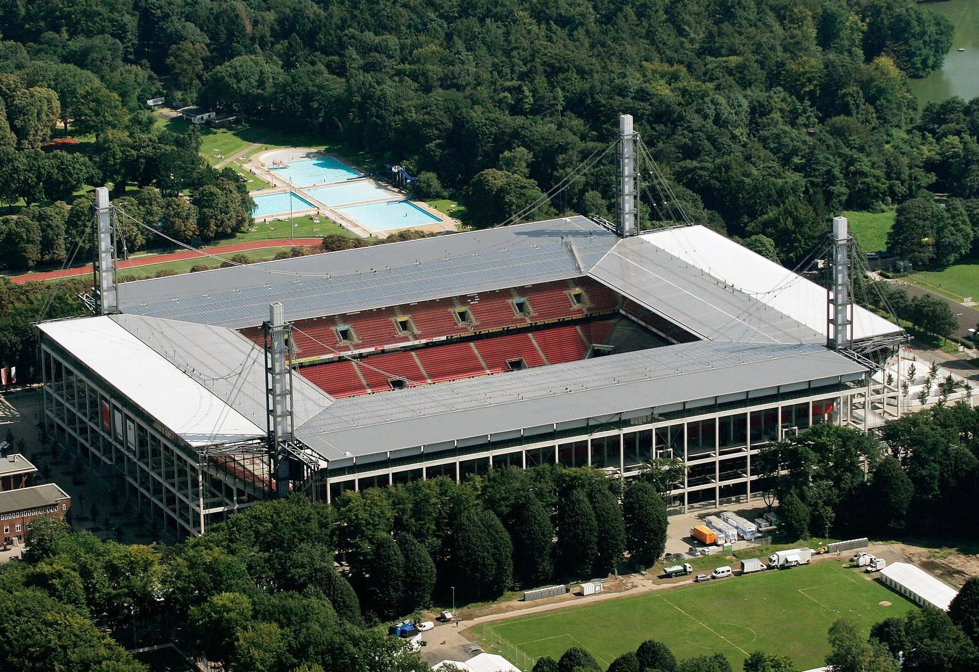 Rhein-Energie-Stadion in Köln: Auch die viertgrößte Stadt Deutschlands wird bei der EM vertreten sein. Dabei soll sich die Stimmung bei den Heimspielen des 1. FC Köln im Idealfall auch auf das Turnier übertragen. 43.000 Zuschauer finden während der EM in dem Stadion Platz. Verfolgen dürfen sie vier Gruppenspiele und ein Achtelfinale.