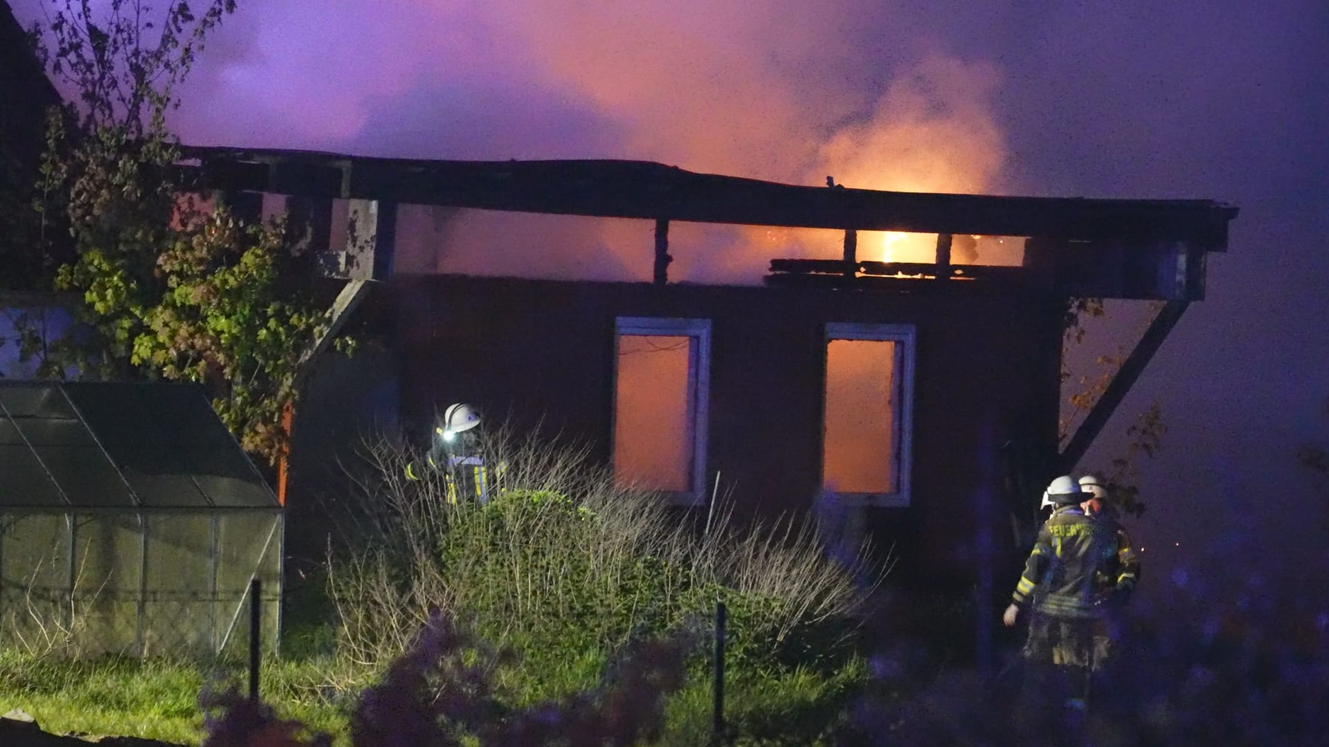 Der Anbau der Halle wurde das Feuer komplett zerstört. Verletzt wurde bei dem Brand niemand.