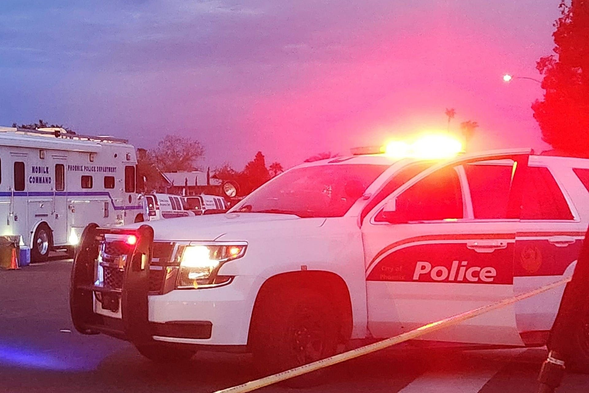 Einsatzfahrzeuge der Polizei Phoenix (Symbolbild): Der mutmaßliche Täter beteuert, das Opfer versehentlich erschossen zu haben.