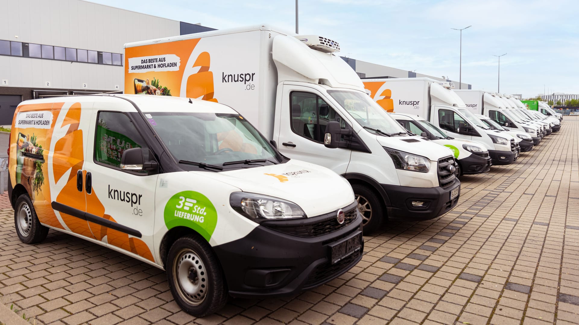 Lieferwagen vor dem Knuspr-Logistikzentrum in Schönefeld: Der Lieferdienst Knuspr mischt die Karten auf dem Berliner Markt neu. Dennoch ist das Konkurrenzumfeld hart