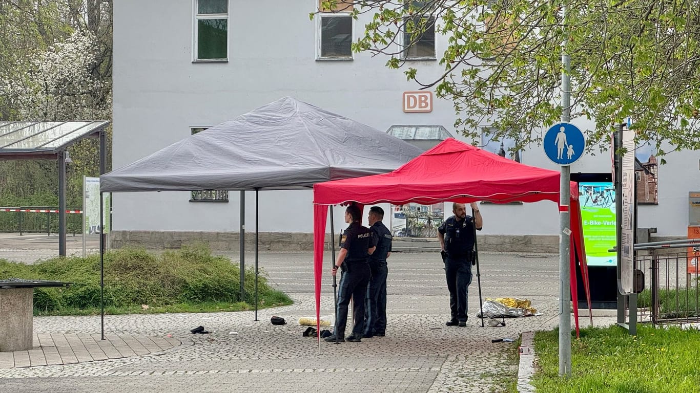 Die Polizei hat den Bereich um den Bahnhof in Bad Windsheim abgeriegelt: Die Ermittlungen laufen bereits.