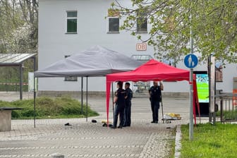 Die Polizei hat den Bereich um den Bahnhof in Bad Windsheim abgeriegelt: Die Ermittlungen laufen bereits.