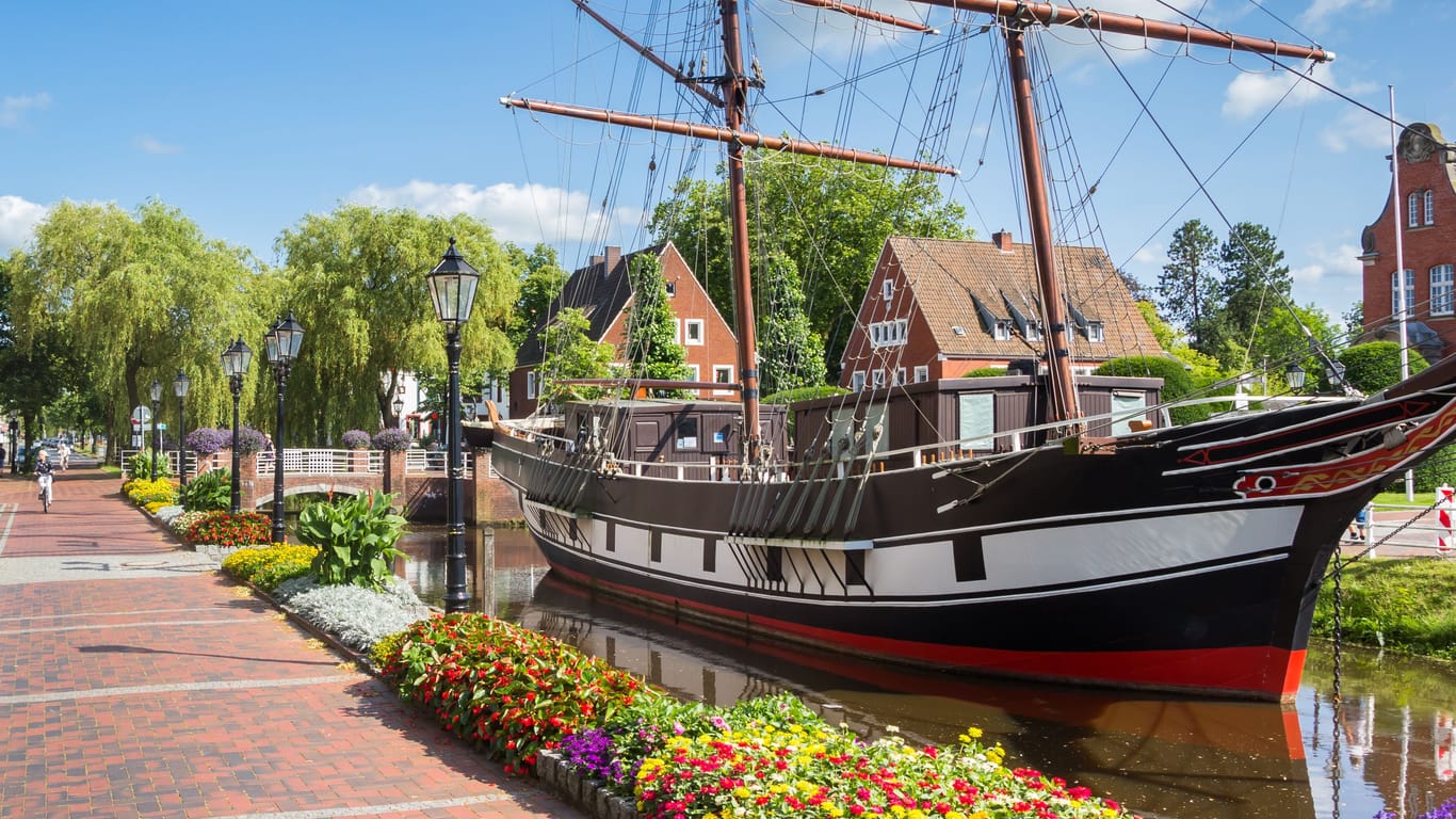 Panorama of flowers in front of the historic ship in Papenburg