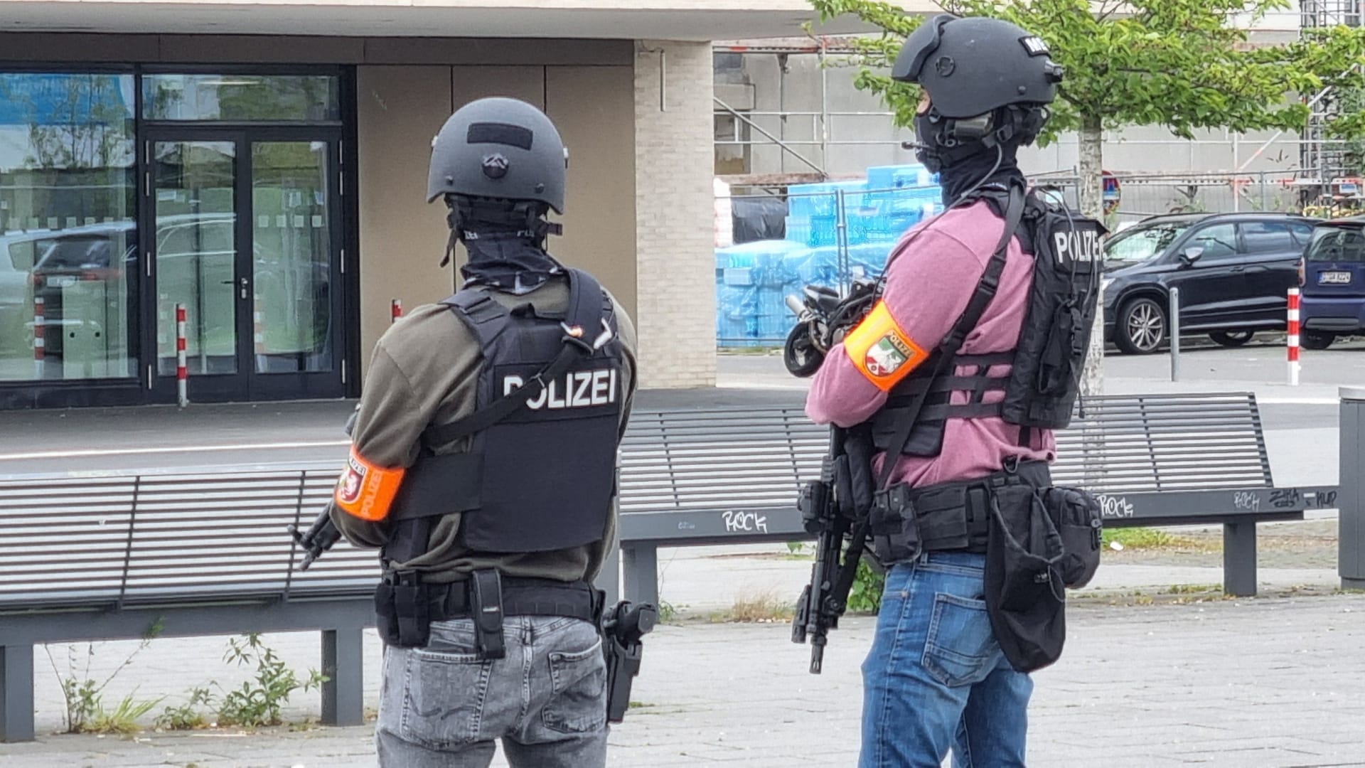 Bewaffnete Polizeibeamte in Düsseldorf: In einem Berufskolleg gab es den "Verdacht einer Gefahrenlage".