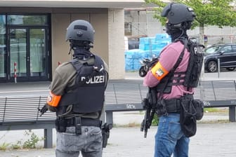 Bewaffnete Polizeibeamte in Düsseldorf: In einem Berufskolleg gibt es derzeit den "Verdacht einer Gefahrenlage"