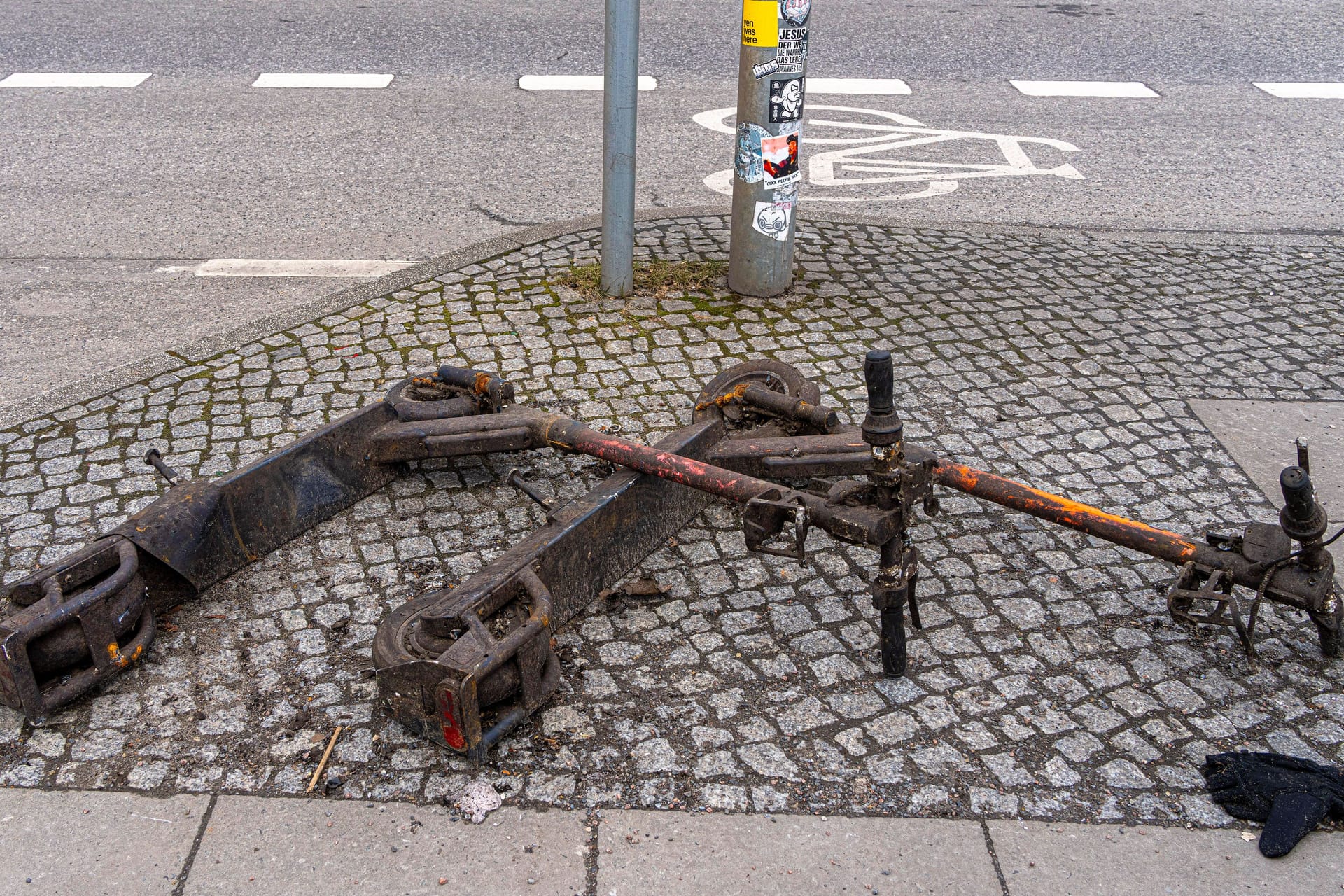 Vergammelte E-Scooter in Berlin: Die meisten Deutschen wollen ein Verbot der Elektroroller.