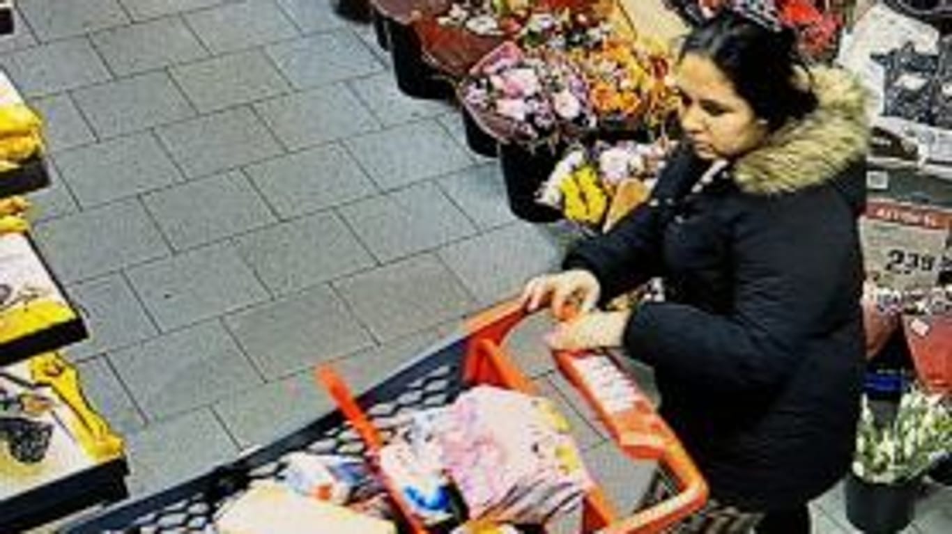 Zwei Frauen sollen vor Weihnachten zahlreiche Waren gestohlen haben. Die Polizei sucht mit Fotos nach ihnen.